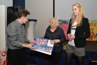 Slavnostní předání šeku z projektu Antistresového diáře Kiwanis